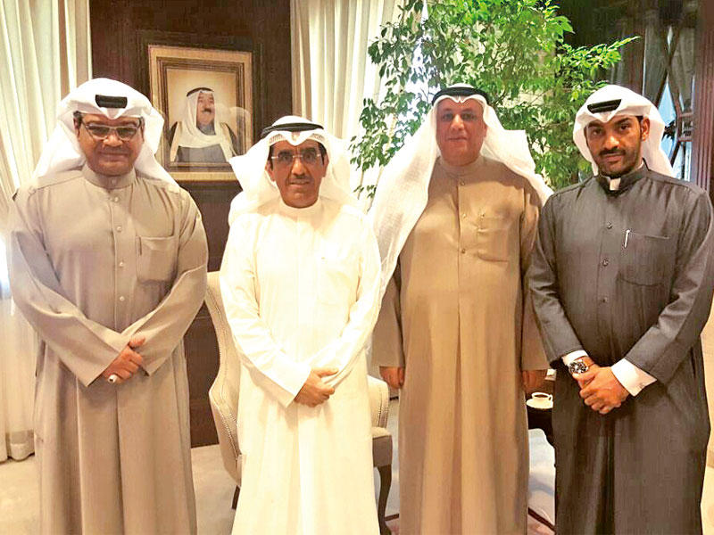  المدير العام للمؤسسة العامة للرعاية السكنية م. بدر الوقيان مع مجلس إدارة شقق شمال غرب الصليبيخات أمس