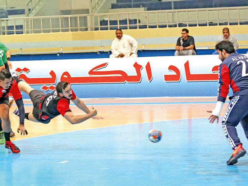 محاولة من لاعبي خيطان للحاق بالكرة داخل منطقة الست ياردات العرباويةt(تصوير جورج ريجي)