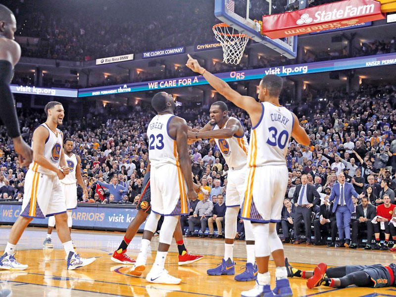 لاعبو غولدن ستايت خلال المباراة امام هوكس