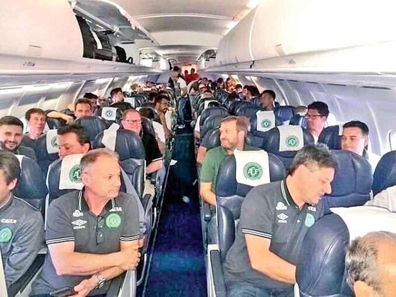 الفريق البرازيلي أثناء تواجده في الطائرة قبل الإقلاع