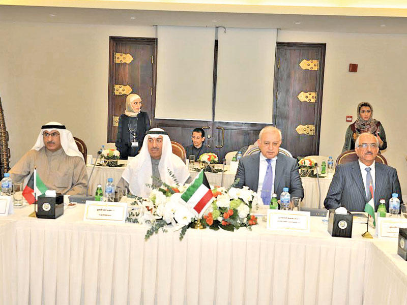 العيسى والانصاري خلال اجتماع مسؤولي التعليم عن بعد بالخليج