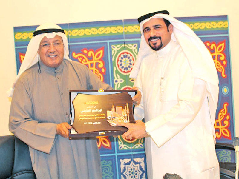 رئيس قسم النفس التربوي د. عيسى البلهان يكرم الدكتور ابراهيم الخليفي.