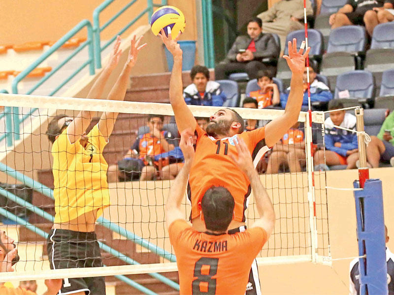 عبدالله بوفتين يحاول تمرير الكرة من ناصر دشتي (تصوير جورج ريجي )