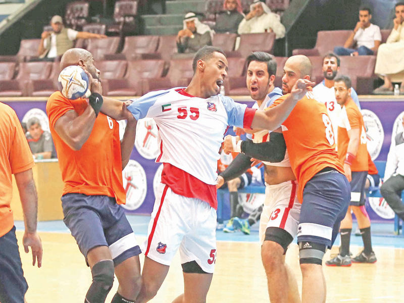 دفاع كاظمة يحاول منح سعود ضويحي من التصويب  (تصوير جورج ريجي)