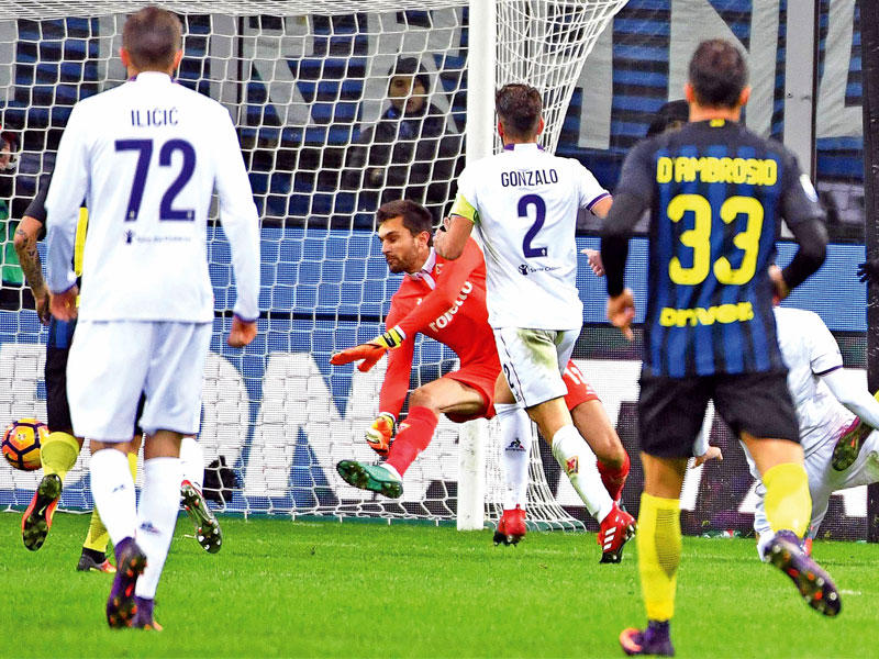 إيكاردي نجم الإنتر يحرز الهدف الثالث في مرمى فيورنتينا