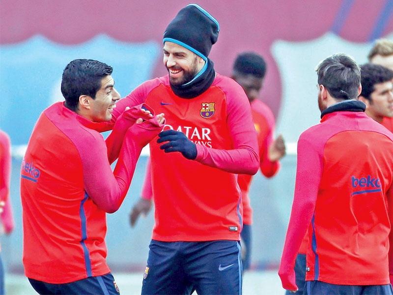 لاعبو برشلونة خلال التدريبات