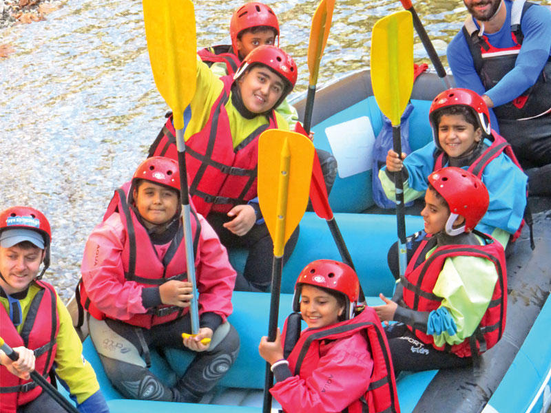 الاستمتاع بالتجديف في النهر