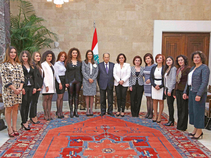  عون مستقبلاً وفداً من جمعية «غداً لبنان» في قصر بعبدا أمس ( دالاتي ونهرا)