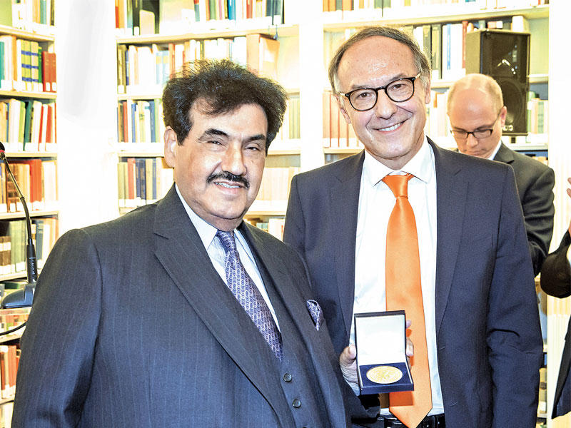 رئيس جامعة جنيف يسلم إلى المحمد ميدالية «سكولا جنفانسيس»n