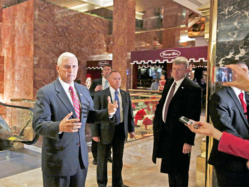 نائب الرئيس بنس بعد لقائه ترامب في «ترامب تاور» أمس الأول     ( رويترز)