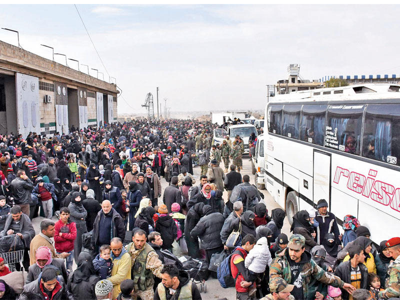 آلاف السوريين يفرون من الأحياء الشرقية لمدينة حلب أمس مع تقدم قوات النظام t(أ ف ب)