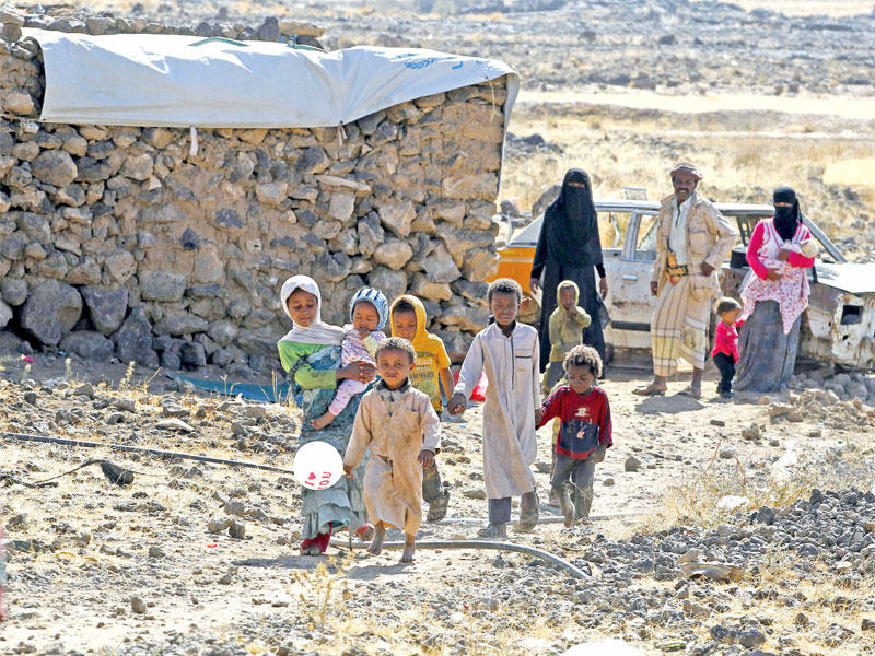 أسرة يمنية نازحة في مخيم خارج صنعاء أمس (إي بي إيه)