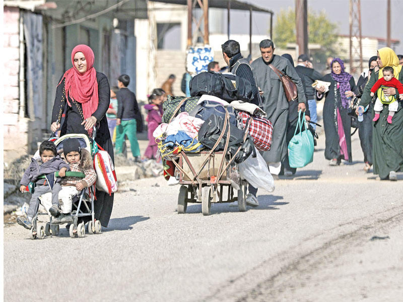 عراقيون يفرون من الموصل أمس (أ ف ب)