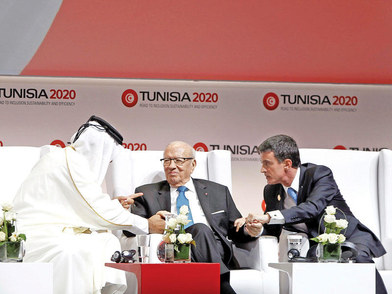 السبسي متوسطاً أمير قطر وفالس خلال المؤتمر أمس (رويترز)