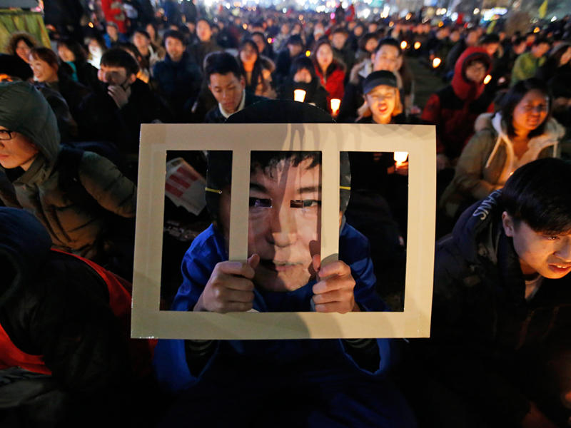 جانب من الاحتجاجات التي عمت شوارع البلاد للمطالبة بإقالة الرئيسة ومحاكمتها