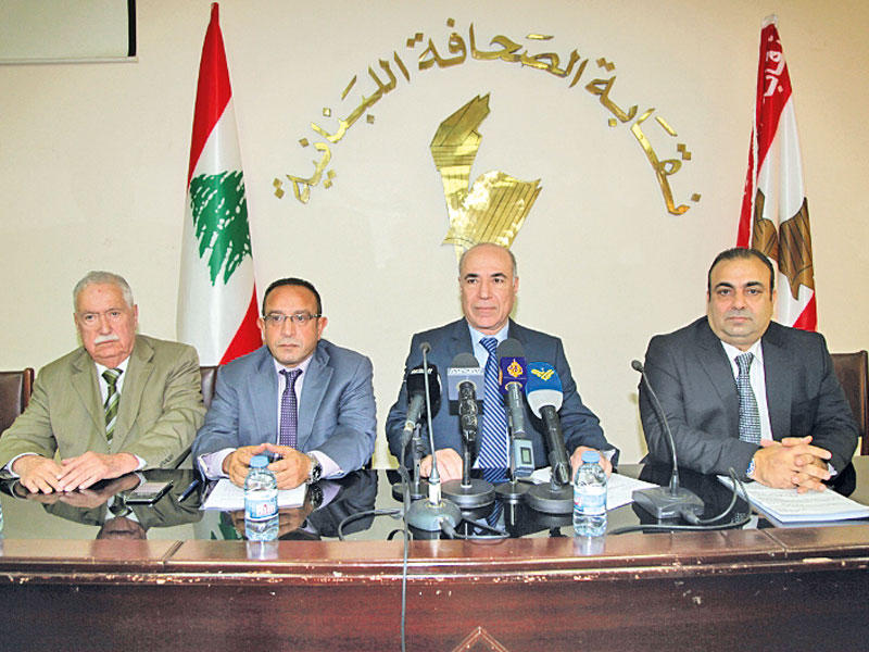 نائب نقيب الصحافة جورج سولاج، ورئيس النادي الثقافي العربي فادي تميم، ونائب رئيس نقابة اتحاد الناشرين في لبنان نبيل عبد الحق والمدير العام للمعرض سميح البابا