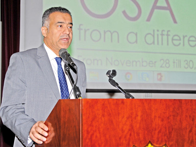 رئيس قسم الأنف والأذن والحنجرة في كلية الطب بجامعة الكويت د. عبدالمحسن التركي  متحدثاً في المؤتمر (تصوير: عوض التعمري)