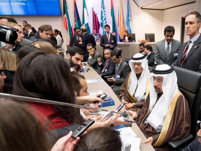 الفالح متحدثاً إلى الصحافيين في «أوبك» 