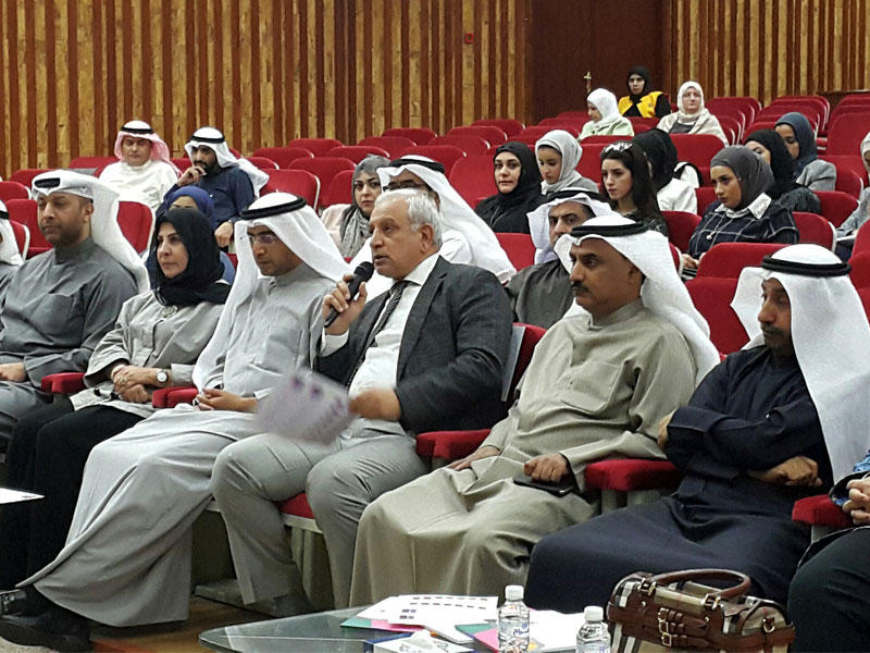 العيسى خلال اجتماعه مع قياديي «التربية» و«تطوير التعليم» أمس