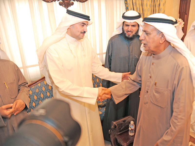 الرومي يصافح المطير ويبدو المويزري