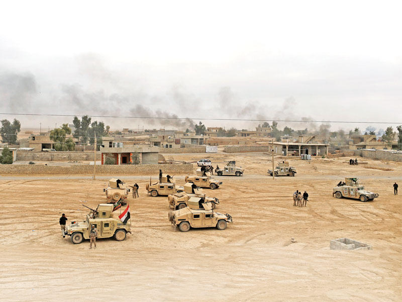 قوات عراقية في قرية «شايلة الإمام» قرب الموصل أمس (رويترز)