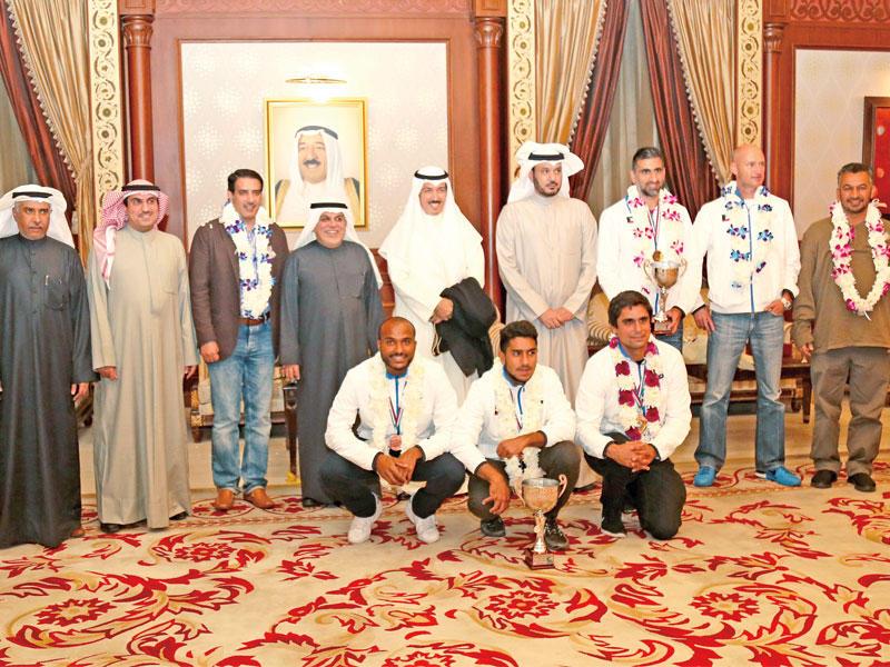  الشيخ أحمد الجابر رئيس الاتحادين الكويتي  مع وفد منتخب التنس في قاعة التشريفات بعد وصوله أمس