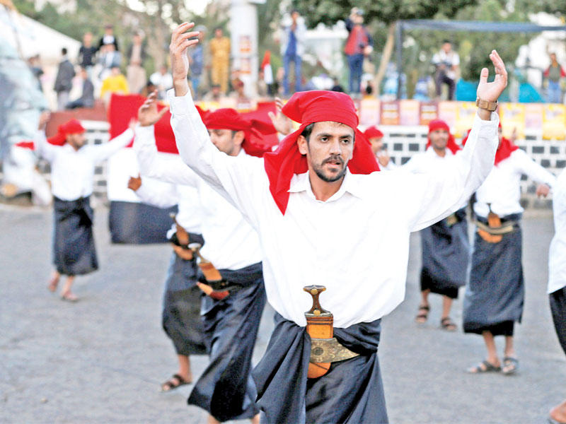 يمنيون يحتفلون في صنعاء أمس باستقلال الجنوب عن بريطانيا في عام ١٩٦٧   (رويترز)