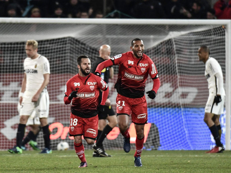 فرحة لاعبي ديجون بعد إحراز ساماريتانو هدفاً في مرمى موناكوn