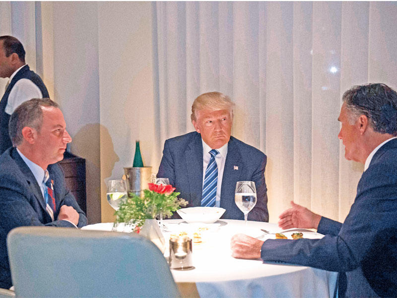 ترامب متوسطا رومني من اليمين وأمين البيت الأبيض رينس بريبوس في نيويورك أمس الأول  (أ ف ب)