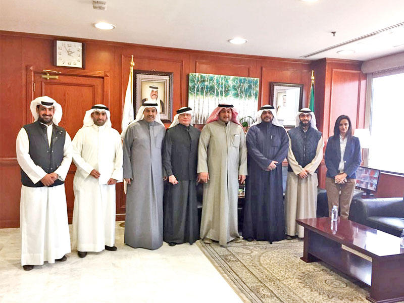  المدير العام للهيئة العامة للرياضة الشيخ أحمد المنصور يتوسط أعضاء اللجنة المؤقتة لنادي الصيد والفروسيةn