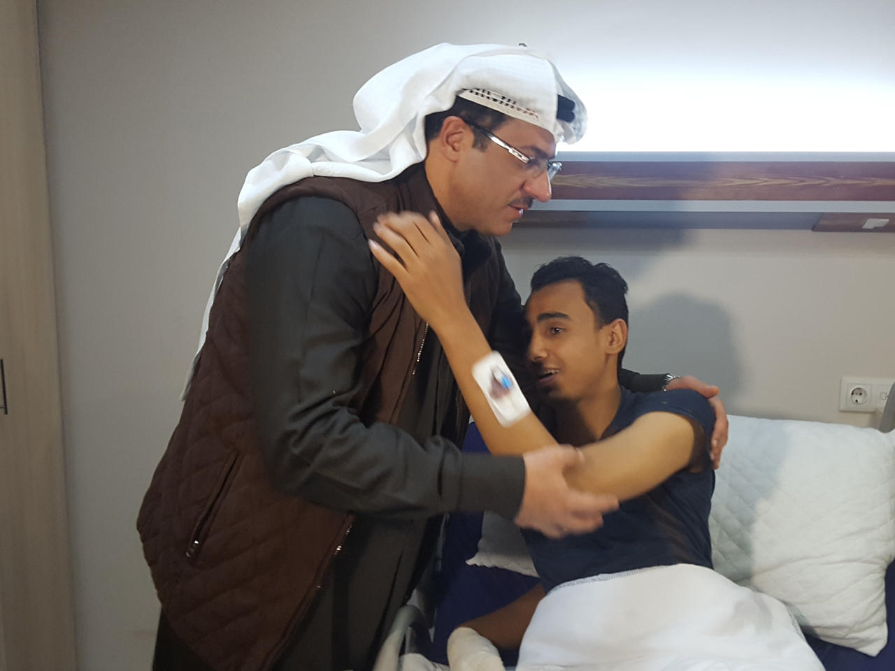 القنصل العام لدولة الكويت في اربيل الدكتور عمر الكندري خلال زيارته بعض المصابين