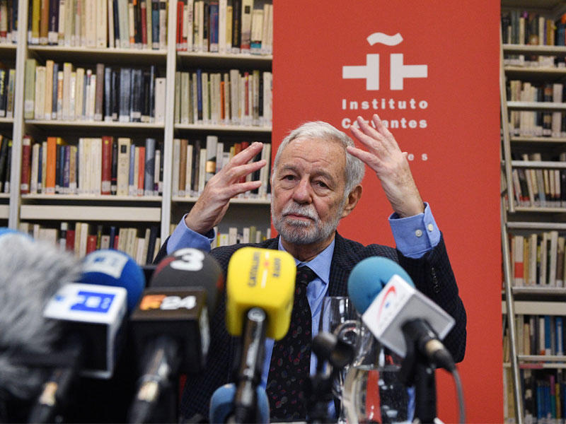  الكاتب الإسباني إدواردو ميندوسا