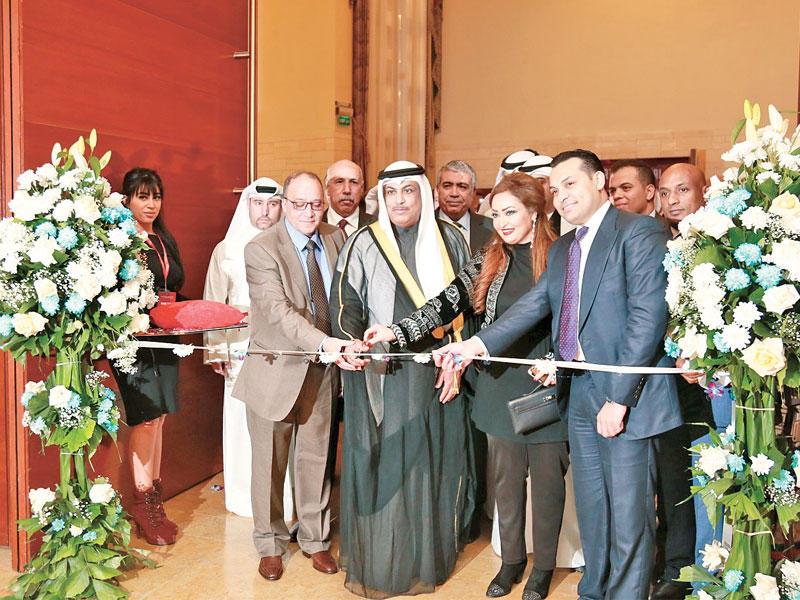 الرشيدي والوزير المفوض المصري والشيخة فاطمة وعفيفي خلال قص شريط الافتتاح