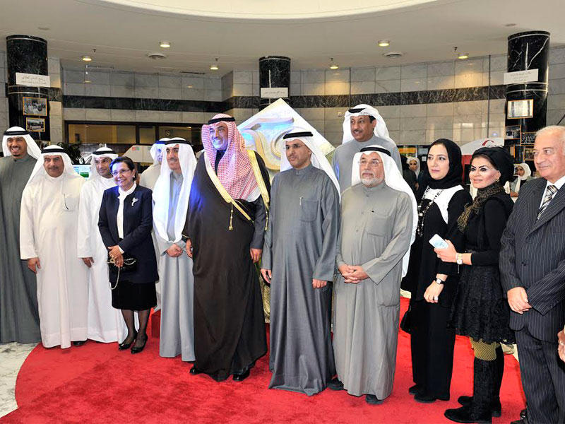  النائب الأول لرئيس مجلس الوزارء وزير الخارجية الشيخ صباح الخالد متوسطاً حسين الأنصاري وموضي الحمود والأسرة الأكاديمية