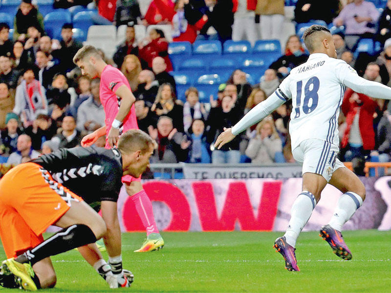 دياز نجم ريال مدريد يحتفل بهدفه في مرمى ليونيسا