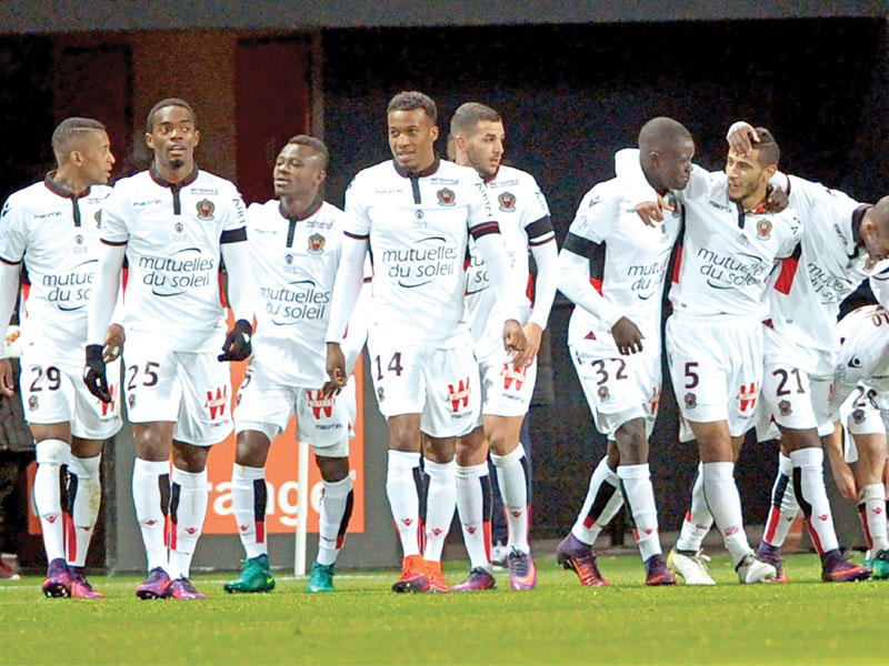 فرحة لاعبي نيس بهدف فريقهم في مرمى غانغان