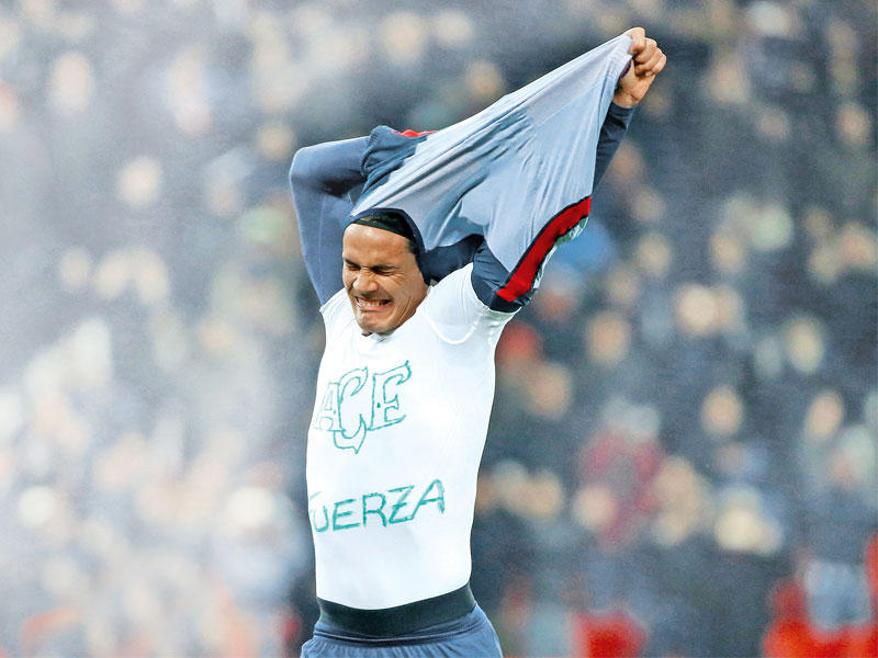  ايدينسون كافاني لحظة خلع قميصه