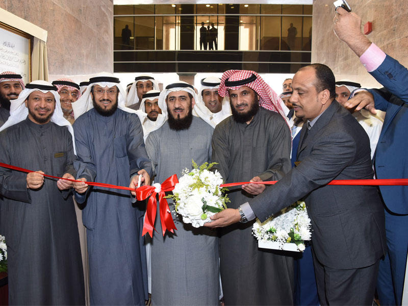  وكيل وزارة الأوقاف والشؤون الإسلامية المهندس فريد عمادي وقيادات الوزارة خلال افتتاح المبنى
