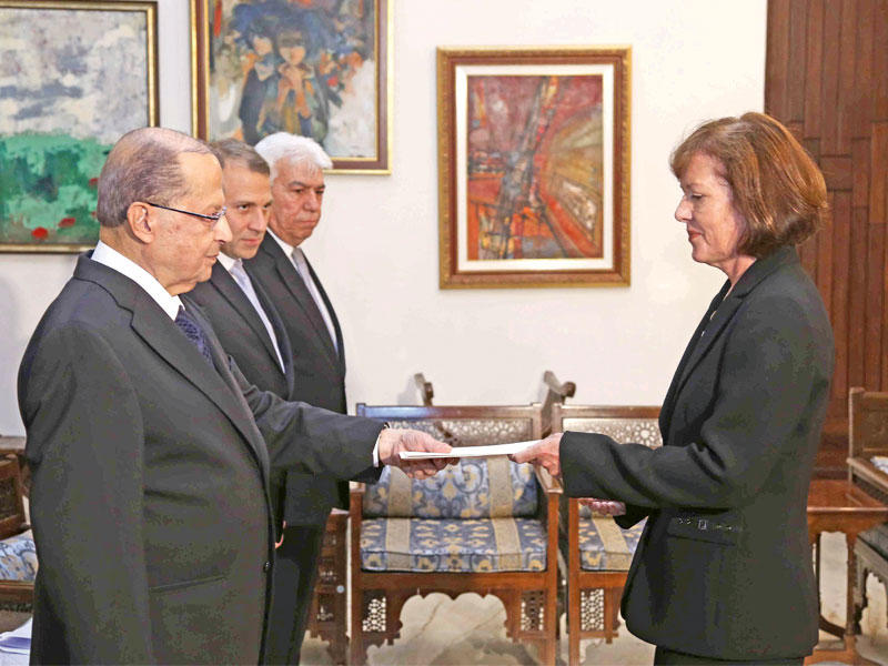 عون يتسلم أوراق اعتماد السفيرة الأميركية لدى بيروت إليزابيث ريتشارد بقصر بعبدا أمس        (دالاتي ونهرا)