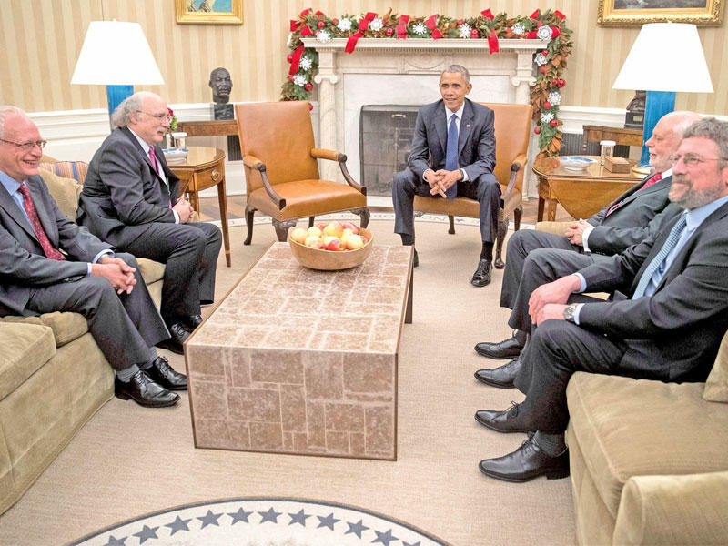 أوباما يستقبل الفائزين الأميركيين بجوائز نوبل بالبيت الأبيض أمس الأول. وتغيّب عن اللقاء الشاعر والموسيقي الأسطوري بوب ديلان، الذي نال جائزة نوبل للآداب بشكل مفاجئ (اي بي ايه)