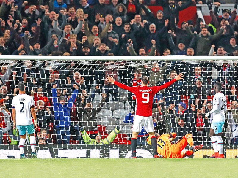 إبراهيموفيتش نجم مانشستر يونايتد يحتفل بعد إحرازه هدفاً في مرمى وست هام