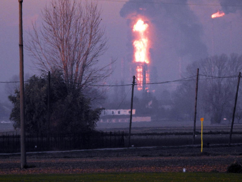 النيران تشتعل في المصفاة الواقعة شمال البلاد