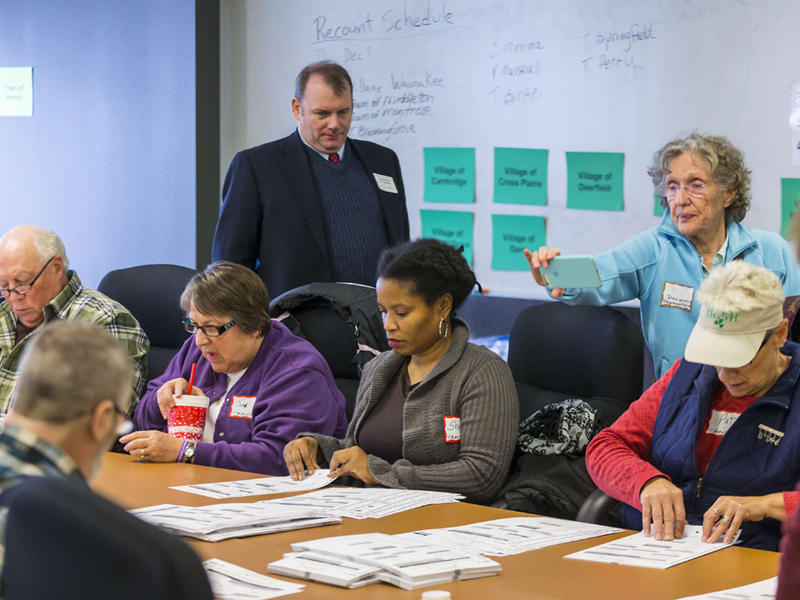 جانب من عملية إعادة الفرز - اف ب