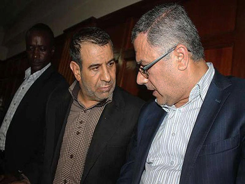 من اليسار السائق الكيني وعبد الحسين صفائي وسيد نصر الله ابراهيمي