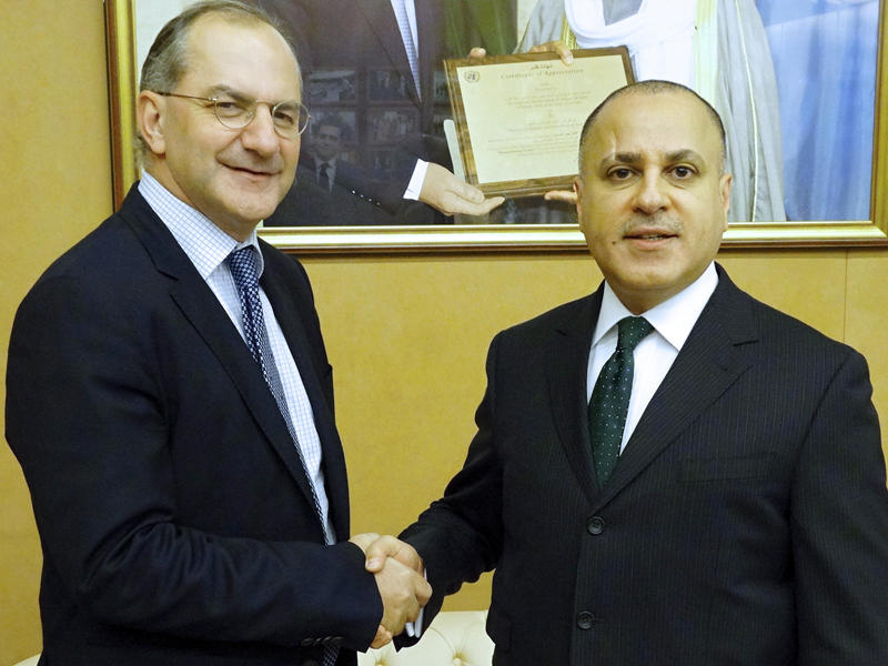  مندوب دولة الكويت الدائم لدى الامم المتحدة السفير جمال الغنيم مع المدير التنفيذي لبرامج الطوارئ بمنظمة الصحة العالمية الدكتور بيتر سلامة 