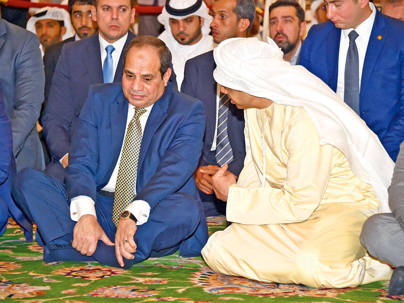وزير خارجية الإمارات عبدالله بن زايد متحدثاً مع السيسي بعد صلاة الجمعة في مسجد الشيخ زايد بأبوظبي أمس  (الجريدة)
