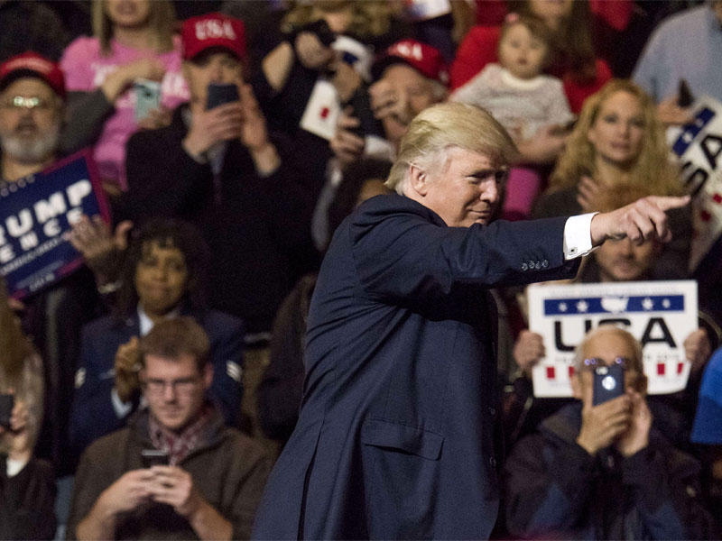 ترامب متحدثاً إلى أنصاره في أوهايو أمس الأول    (رويترز) 