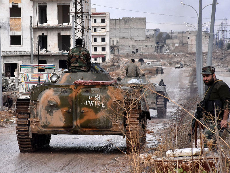 آليات النظام تدخل حي الشبابي بحلب الشرقية أمس    (أ ف ب)