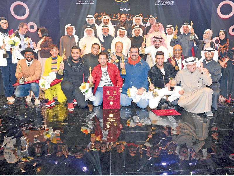 الفائزون بالجوائز مع المطيري وعبدالرسول ولجنة التحكيم