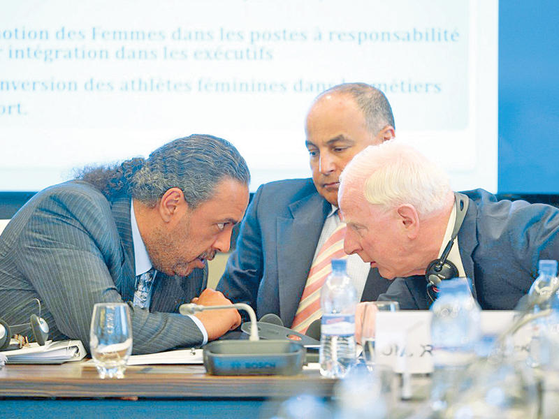 حوار بين الفهد وهيكي تحت أنظار حسين المسلم